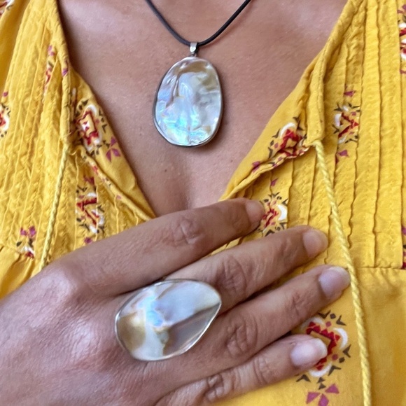 Mother of Pearl and Silver pendant and ring set - Picture 7 of 8